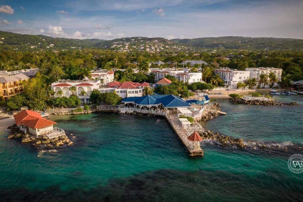 Lush Tropical Apartment Located In A 4-Star Resort Runaway Bay Esterno foto