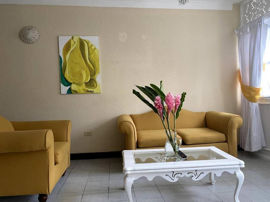 Lush Tropical Apartment Located In A 4-Star Resort Runaway Bay Esterno foto
